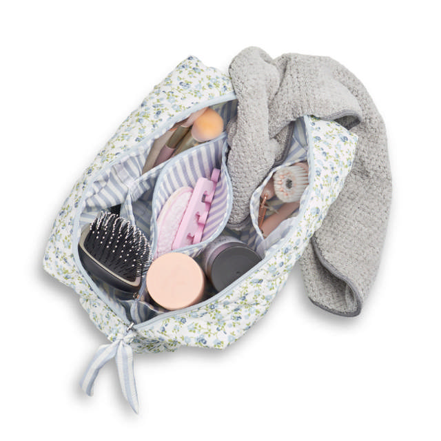 Karen stor toilettaske i blå småblomstret quilt