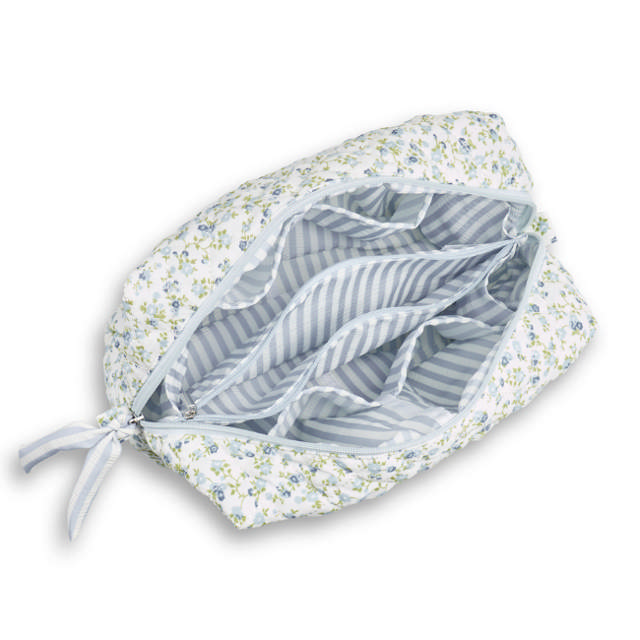 Karen stor toilettaske i blå småblomstret quilt