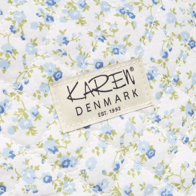 Karen stor toilettaske i blå småblomstret quilt