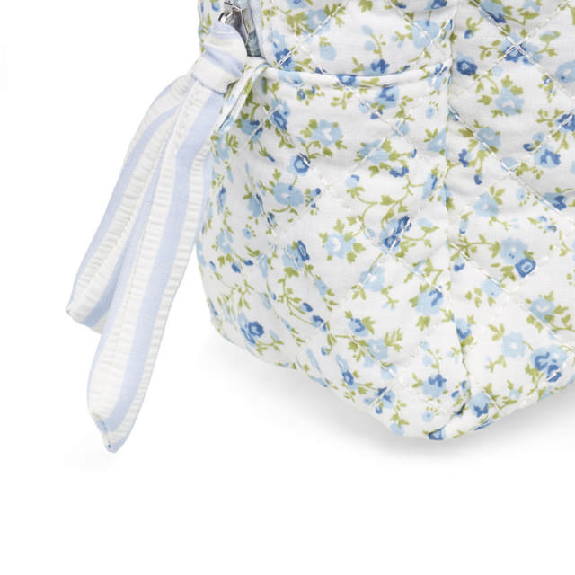 Karen stor toilettaske i blå småblomstret quilt